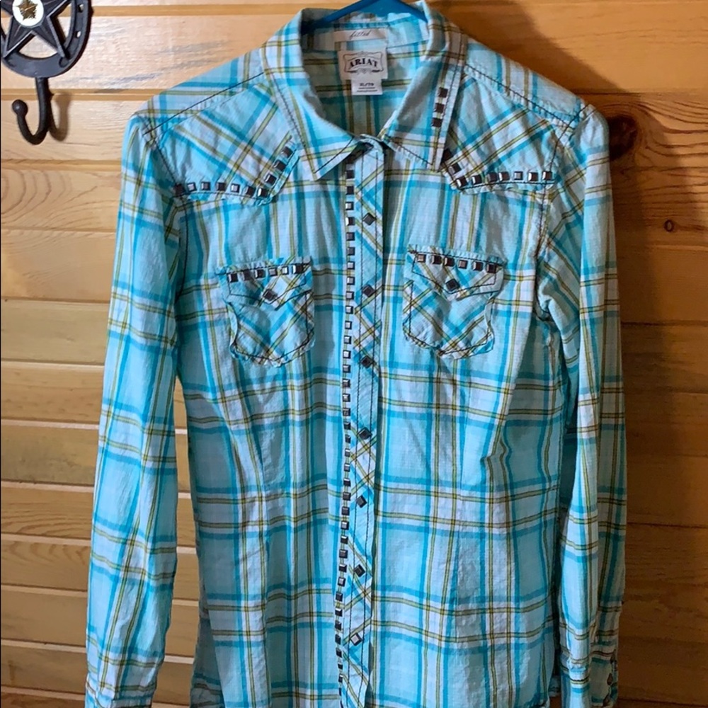 Cute fitted shirt ! Perfect for rodeo season